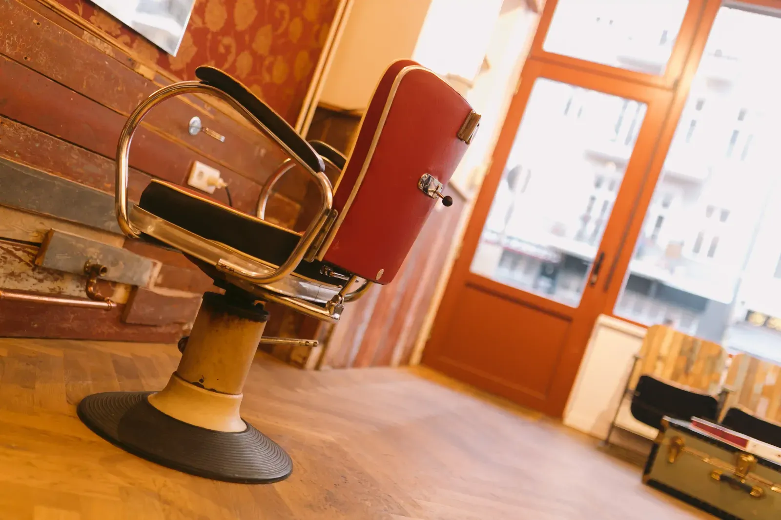 Roter Friseurstuhl im Renasanz Salon in Berlin Friedrichshain