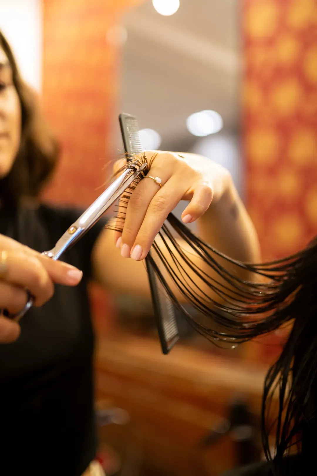 Pr&auml;ziser Haarschnitt mit Schere und Kamm